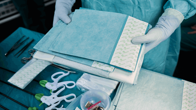 A photo of a person unpacking the contents of a Mölnlycke ProcedurePak.